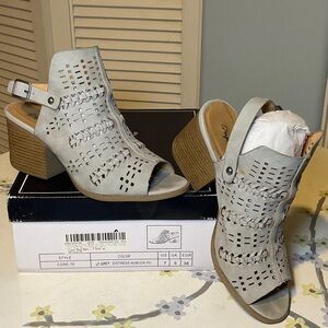 Qupid Light Gray Block Heel Slingback Peep-toe Sandals Size 7